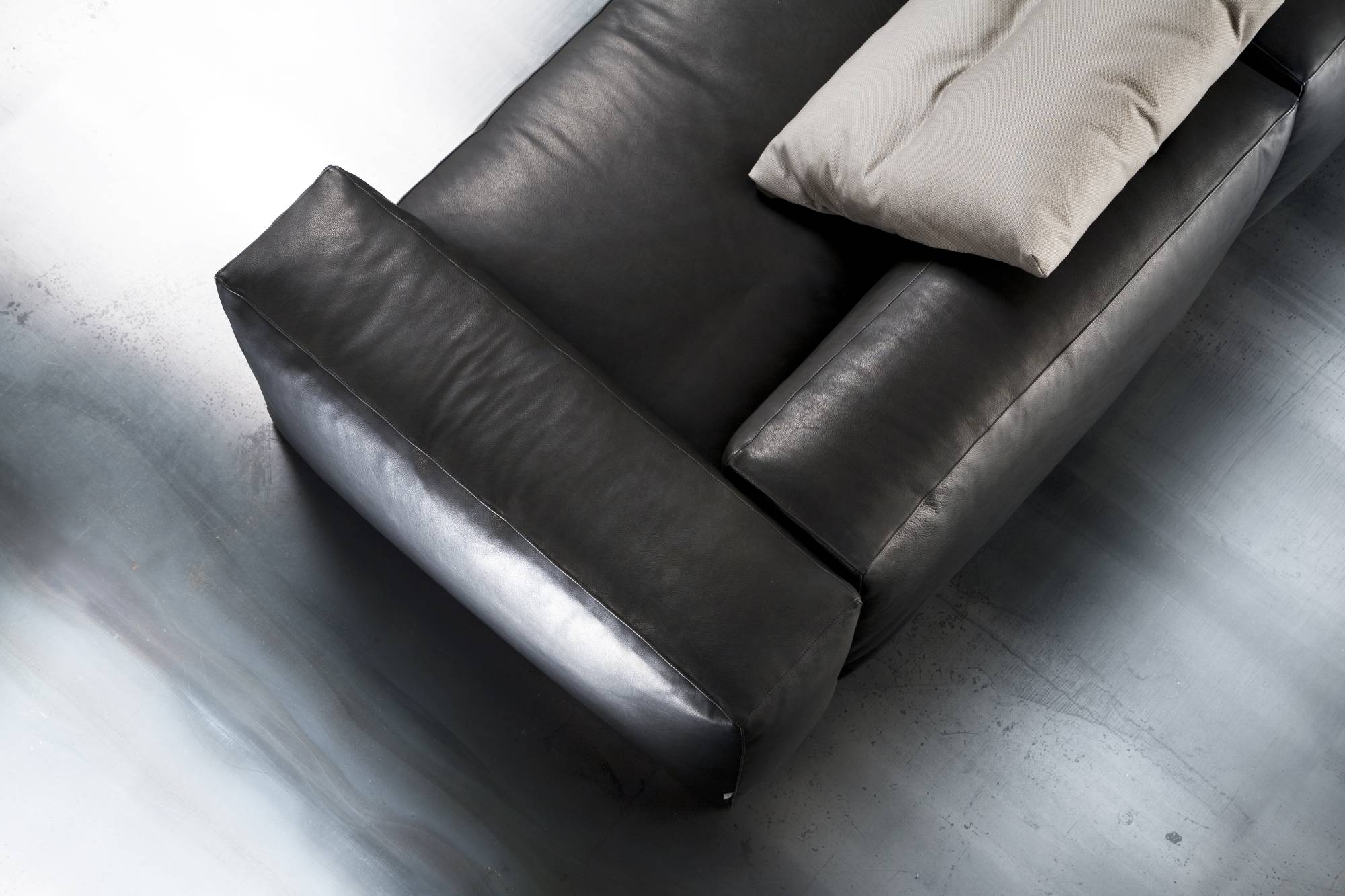 aspettami-5-modular-sofa-couch-italian-design-madeinitaly-relax-square-pillows-living-room-interiordesign-detail-erbaitalia-erba-idea-heritage-erbaidea