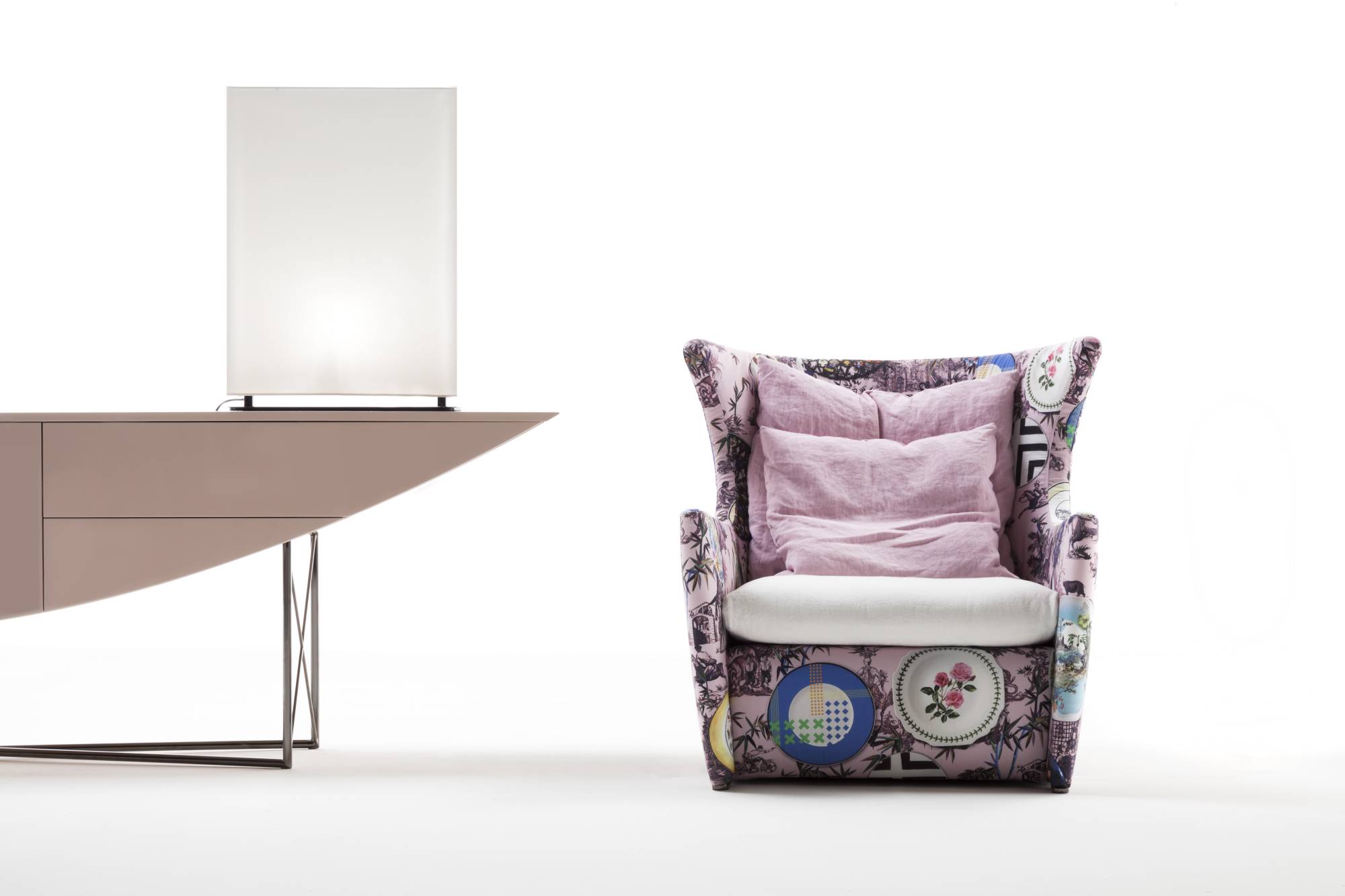 ballaconme-1-armchair-chair-pillow-cushions-colorful-design-italiandesign-madeinitaly-livingroom-furniture-heritage-erba-italia-idea-erbaidea