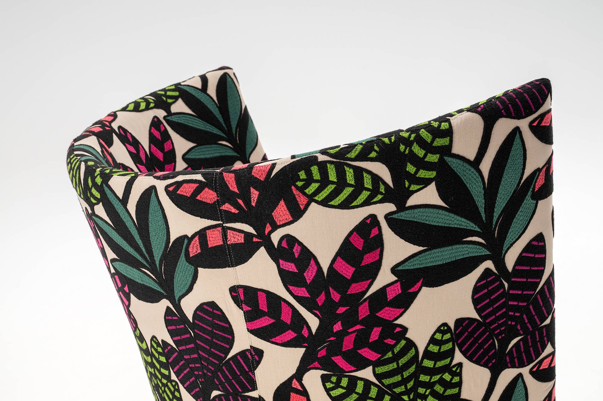 redbaron-16-chair-armchair-comfort-elegant-design-italian-madeinitaly-living-erba-idea-erbaidea