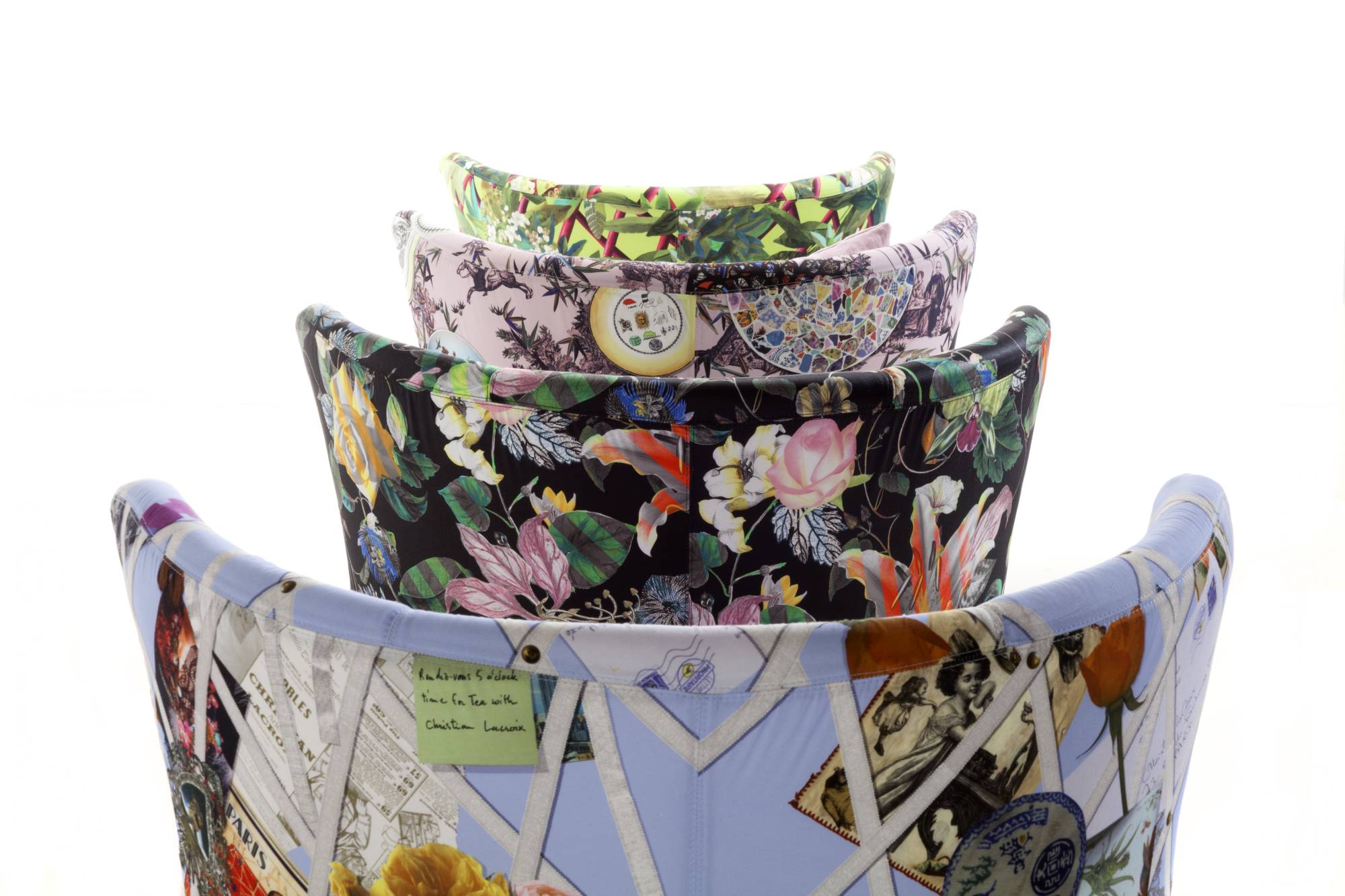 ballaconme-5-armchair-chair-pillow-cushions-colorful-design-italiandesign-madeinitaly-livingroom-photo-art-pop-furniture-heritage-erba-italia-idea-erbaidea