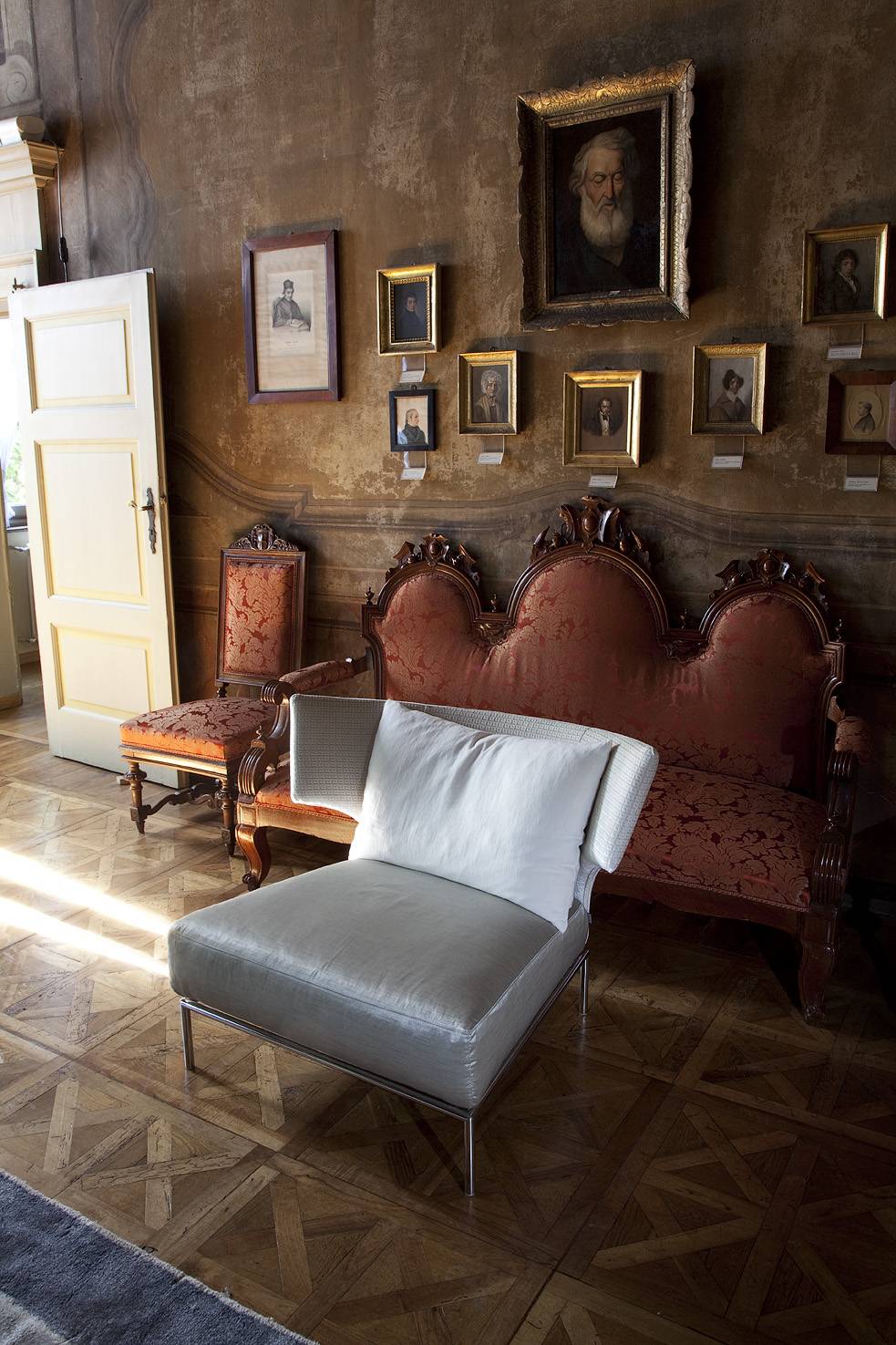 abbraccio_armchair_erba_idea_made_in_itlay_italian_design_elegant_furniture_contract_chair_02