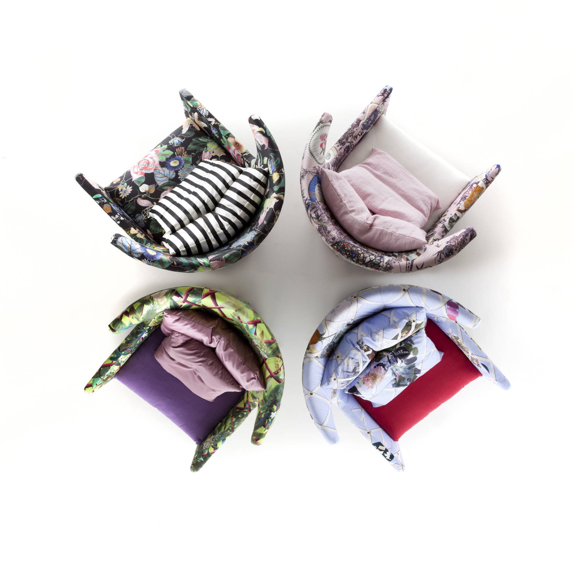 ballaconme-4-armchair-chair-pillow-cushions-colorful-design-italiandesign-madeinitaly-livingroom-photo-art-pop-furniture-heritage-erba-italia-idea-erbaidea