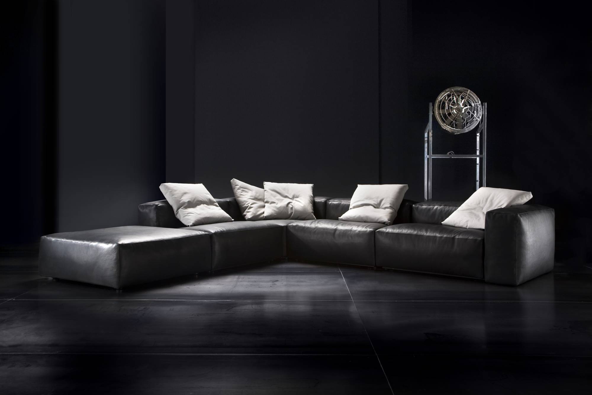 aspettami-4-modular-sofa-couch-italian-design-madeinitaly-relax-square-pillows-living-room-interiordesign-erbaitalia-erba-idea-heritage-erbaidea