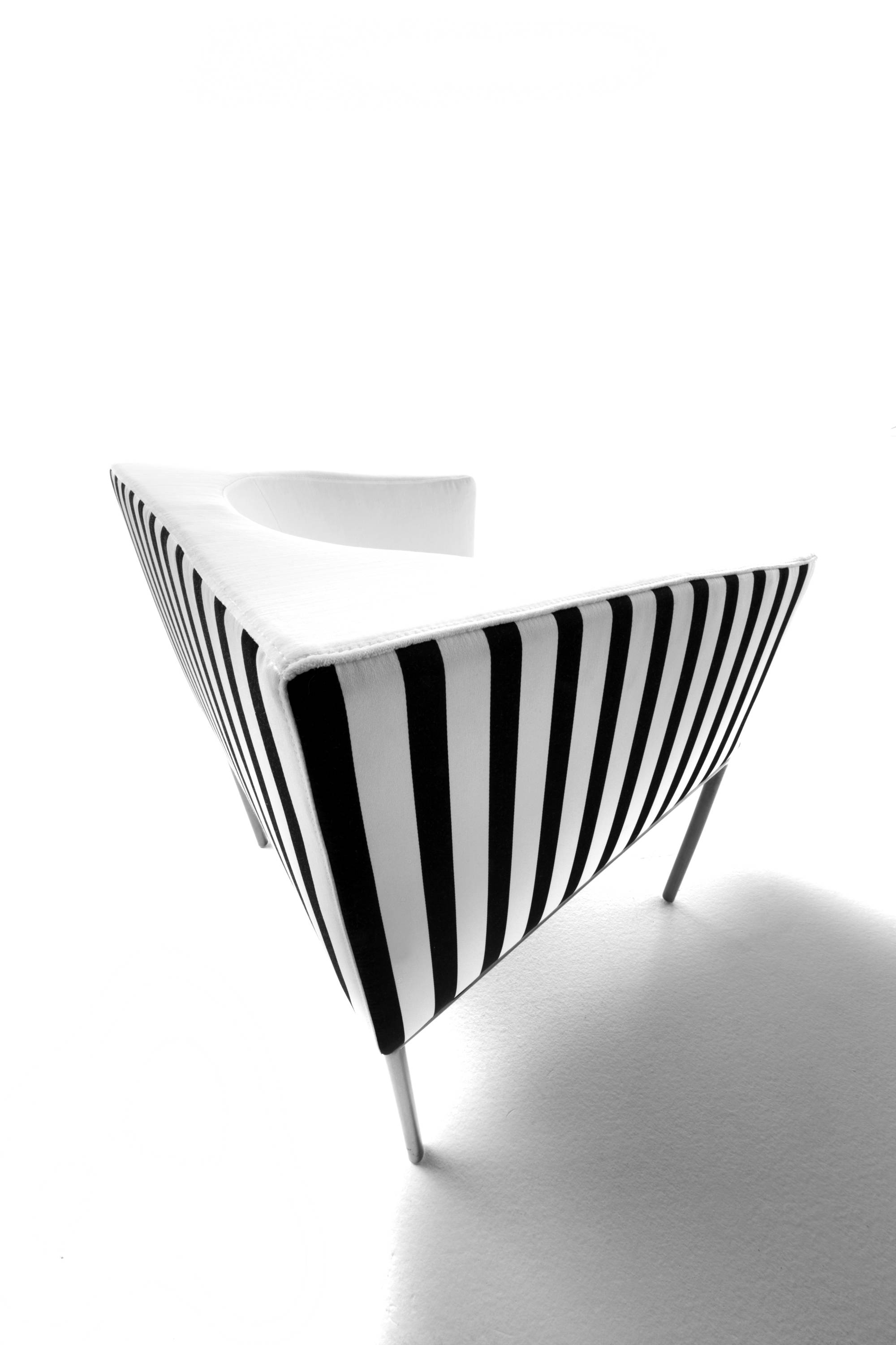 eco-3-chair-diningchair-fabrics-geometric-detail-confortable-personalized-artisan-design-madeinitaly-photo-art-dining-room-table-heritage-erbaitalia-erba-idea-erbaidea