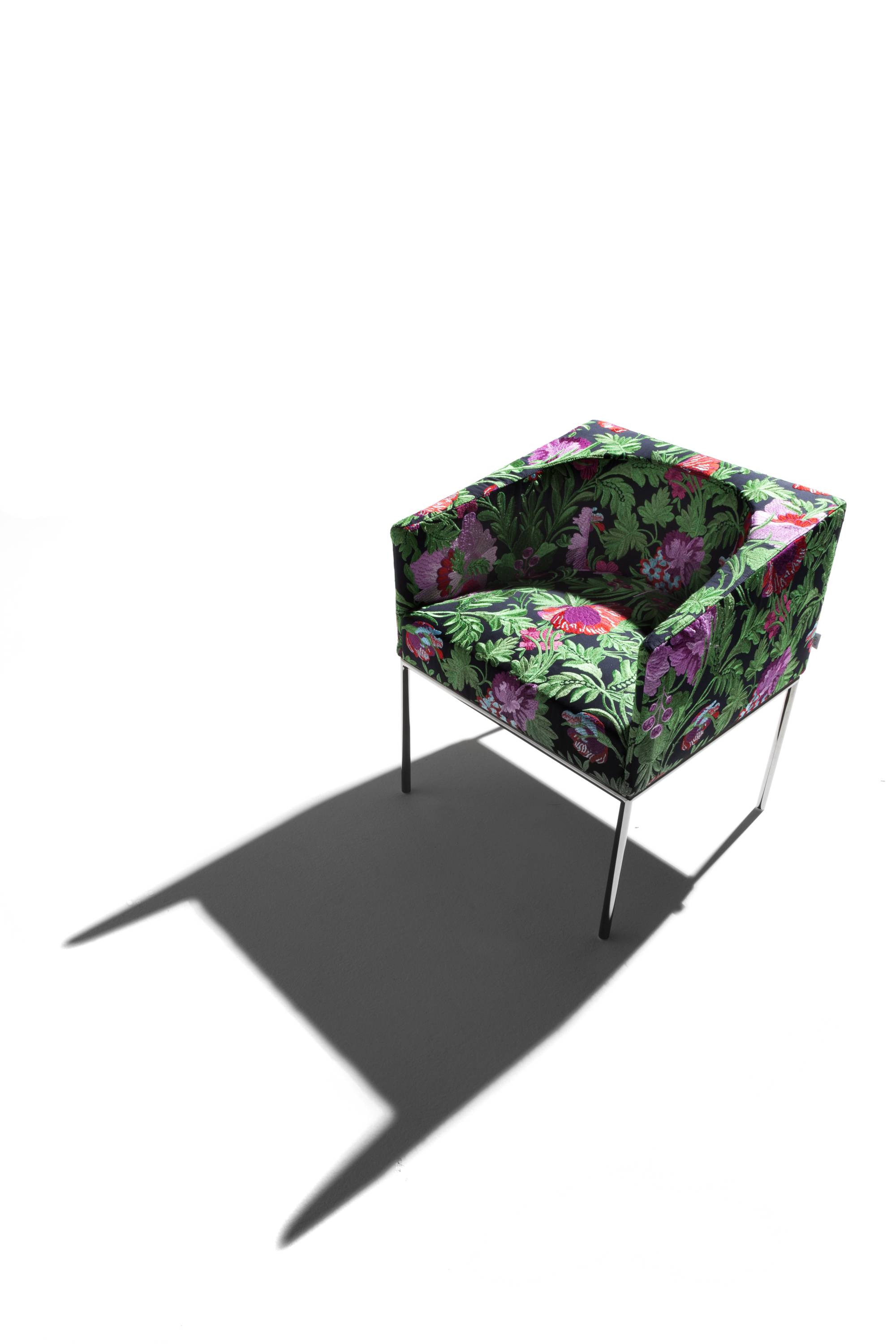 eco-4-chair-diningchair-fabrics-geometric-confortable-personalized-artisan-design-madeinitaly-photo-art-decorative-fabric-print-dining-room-table-heritage-erbaitalia-erba-idea-erbaidea