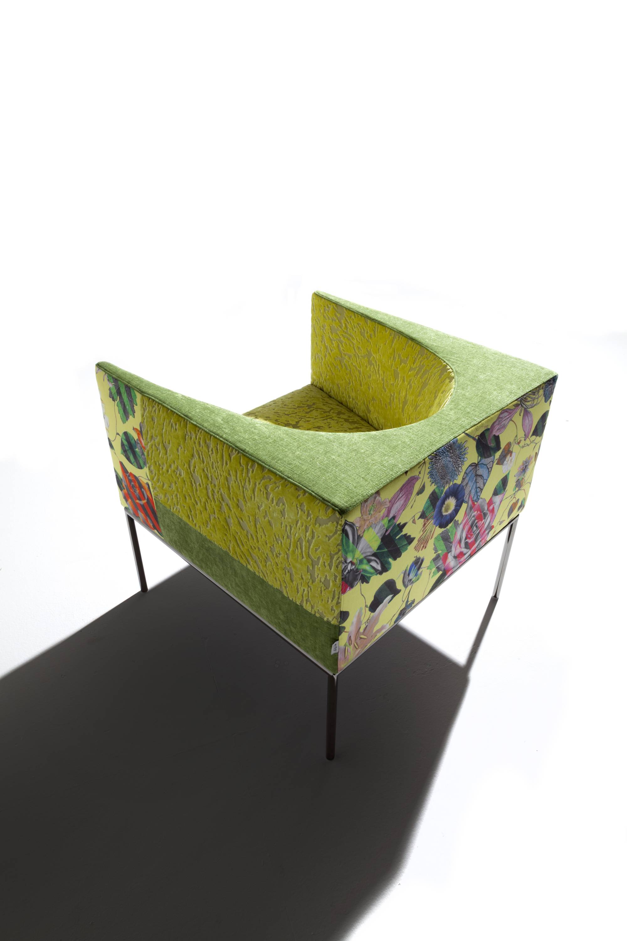 liolà-5-chair-armchair-dining-table-living-room-furniture-modern-design-elegant-comfort-heritage-soressi-erbaitalia-erba-idea-erbaidea