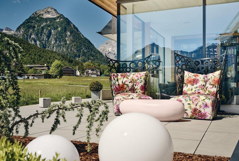 icona_armchair_erba_idea_pop_design_interior_progects_elegant_iconic_presence_style_brand_icon_03