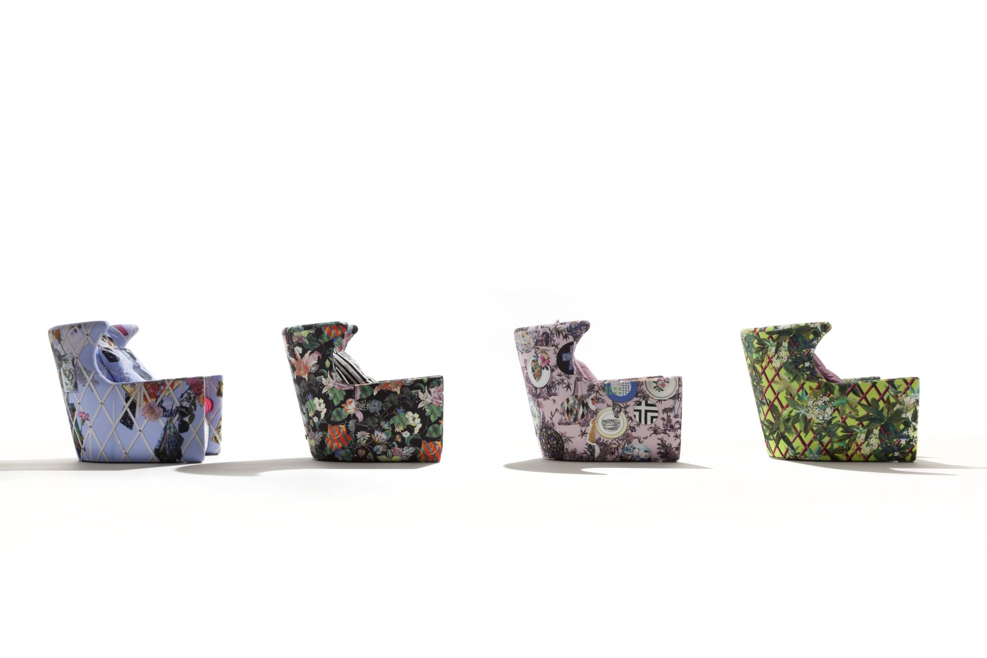 ballaconme-2-armchair-chair-pillow-cushions-colorful-design-italiandesign-madeinitaly-livingroom-photo-art-pop-furniture-heritage-erba-italia-idea-erbaidea